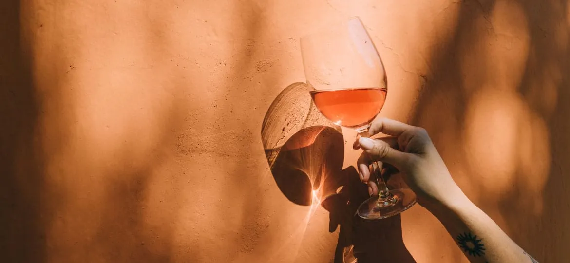 Cómo coger una copa de vino (sin liarla) 🍷